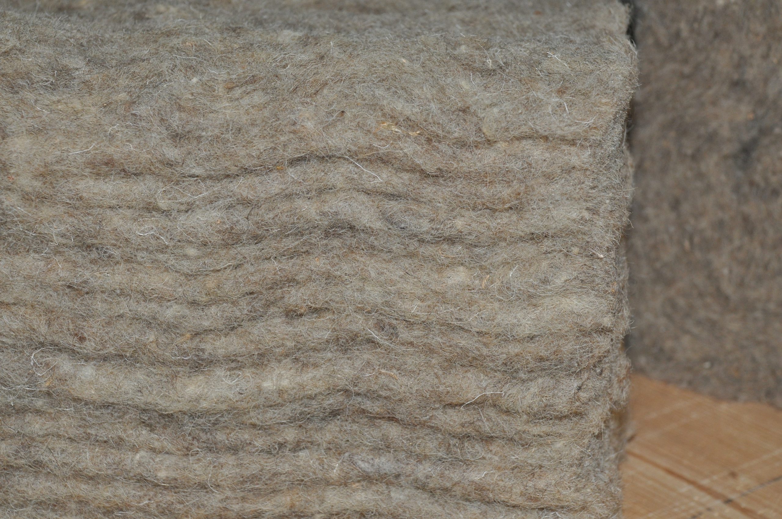 Flockenwolle aus aufbereiteter Schafwolle zur Dämmung